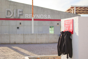 Instalan DIF-Reynosa y Voluntariado, percheros comunitarios en apoyo a personas vulnerables