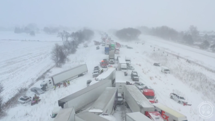 Más de 100 vehículos colisionan en autopista de Michigan por intensa tormenta invernal