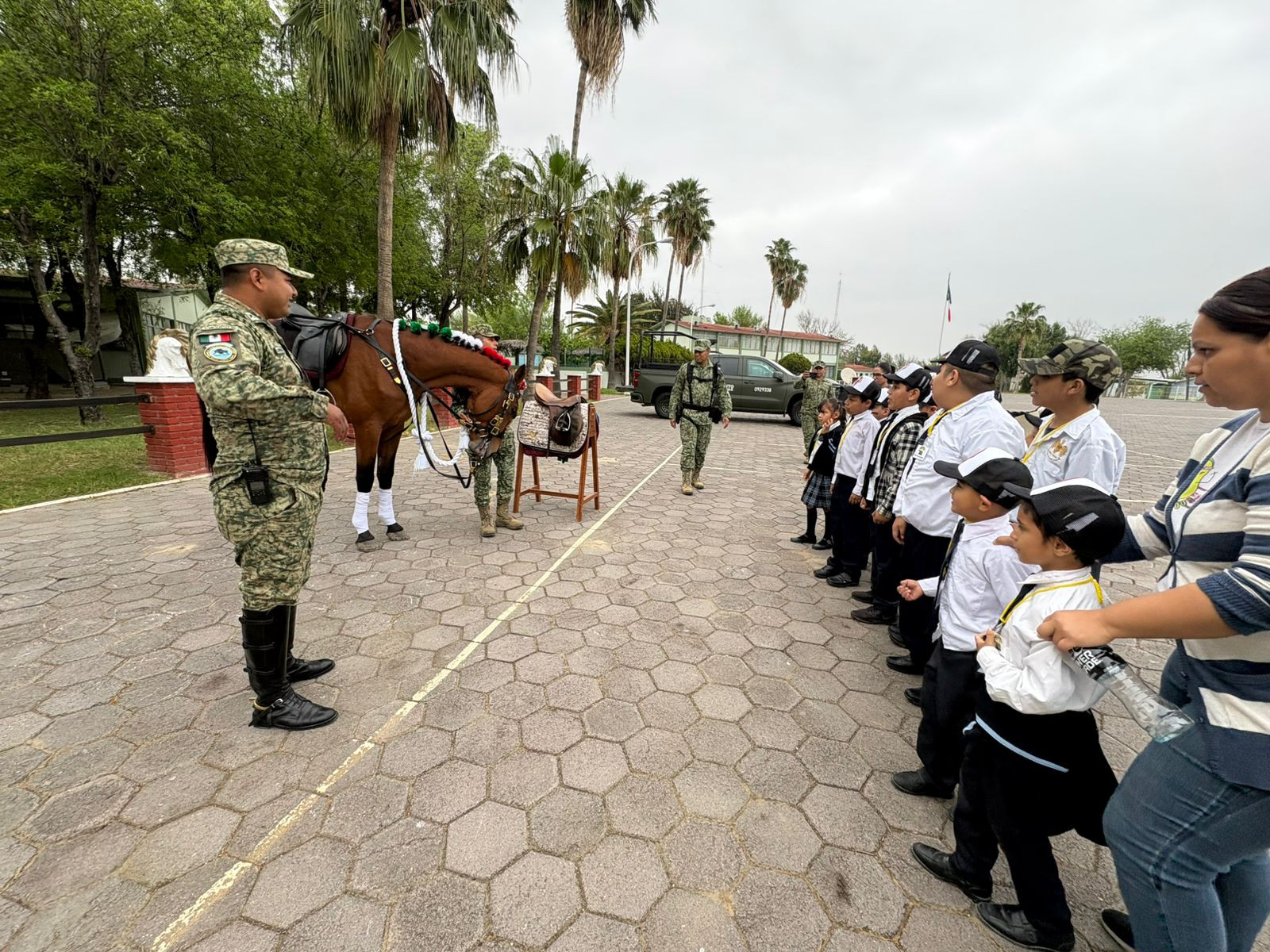 Estudiantes realizan visita guiada a instalaciones militares para fomentar la inclusión y los valores