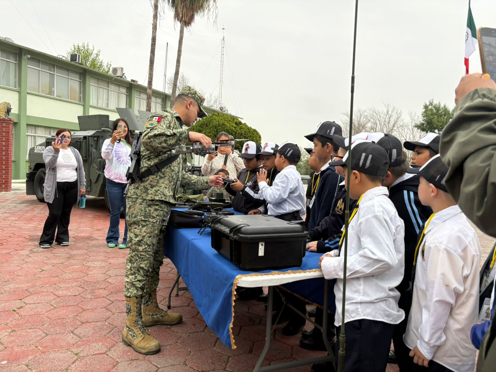 Estudiantes realizan visita guiada a instalaciones militares para fomentar la inclusión y los valores