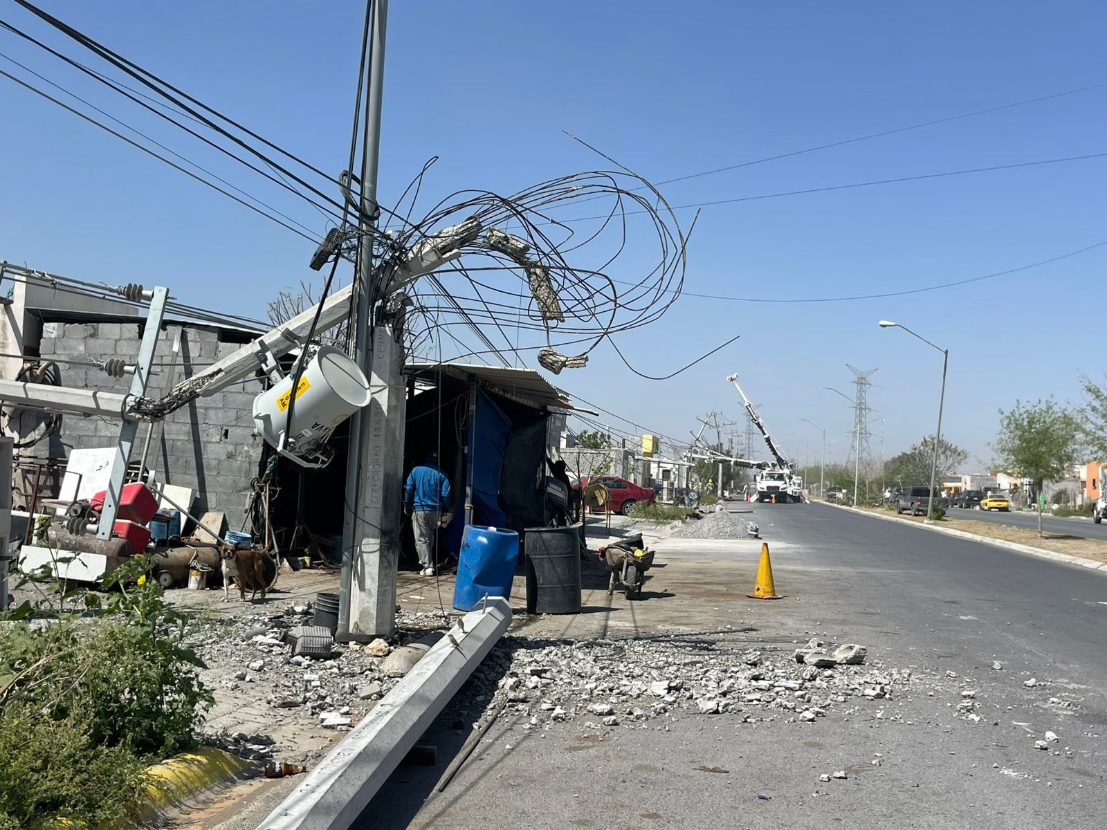 Habitantes de San Francisco exigen responsables por daños tras caída de postes