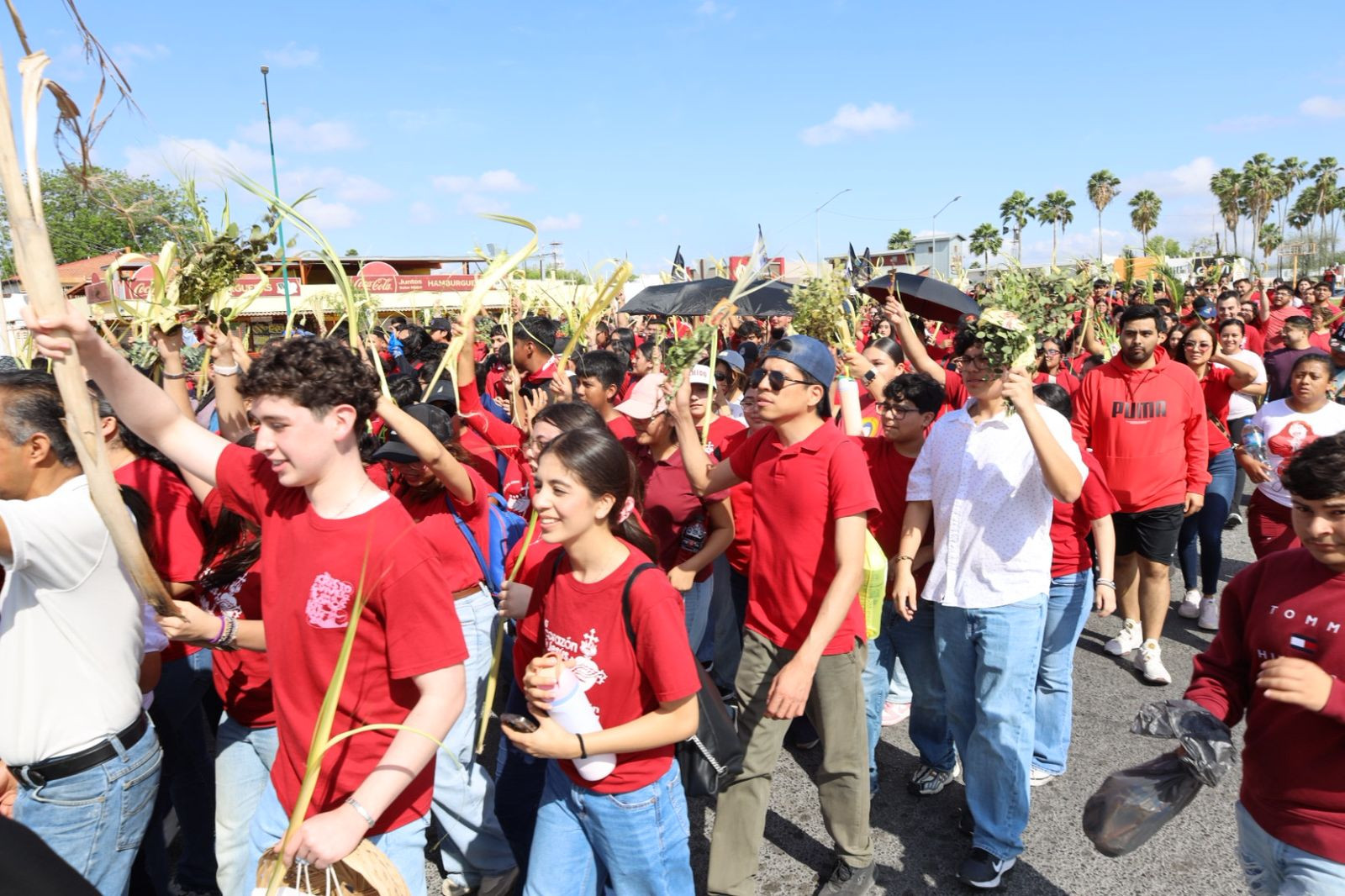 Marchan jóvenes durante el Domingo de Ramos en Nuevo Laredo