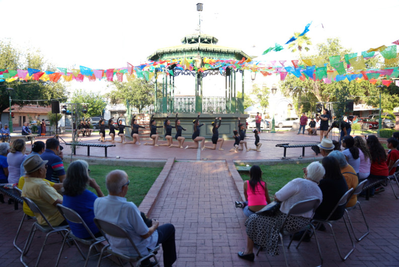 Familias llenan de música, baile y color el Centro Histórico de Nuevo Laredo