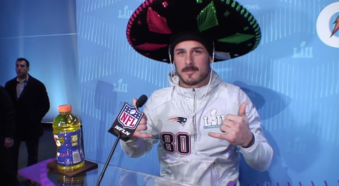 Danny Amendola posa con el sombrero mexicano de NotiGAPE