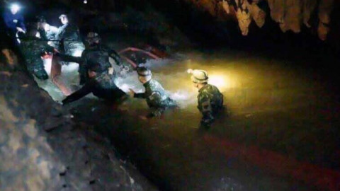 Hallan con vida a los 12 niños desaparecidos y a su entrenador en una cueva en Tailandia