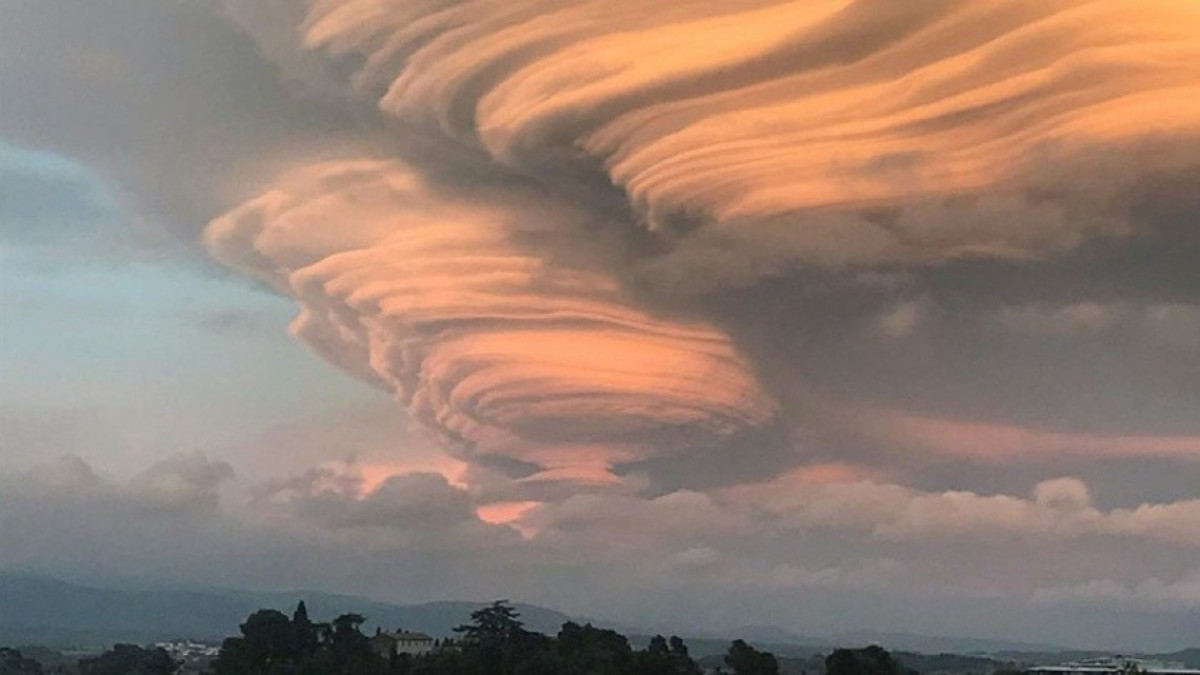 Gran nube lenticular se origina sobre una ciudad francesa