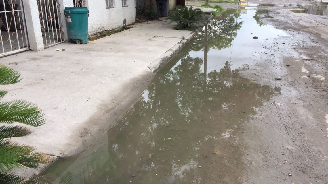 Vecinos de la Popular habitan entre aguas negras 