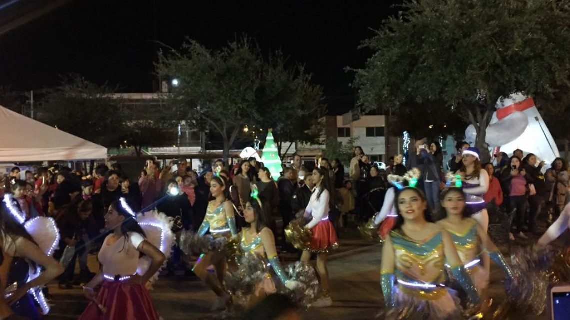 Disfrutan cientos de familias, el Desfile Navideño 2018