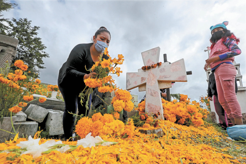 OPS alerta de nueva ola de COVID-19 en México tras festejos por el Día de Muertos 