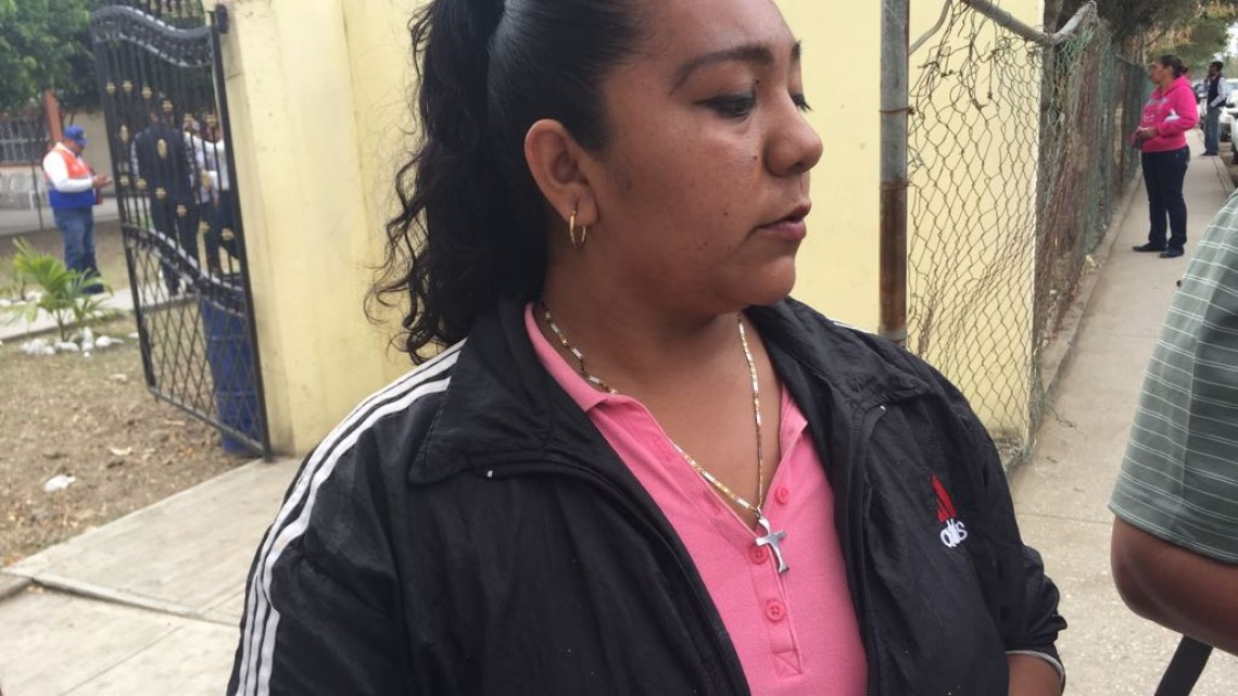 Entregan recetas escritas en hojas de cuaderno, sin sello ni firma