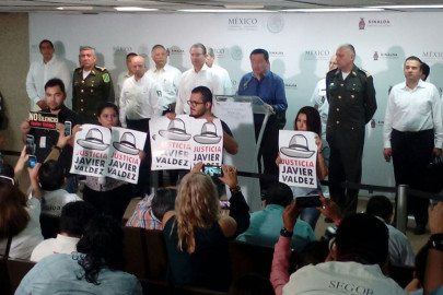 Periodistas protestan en la reunión sobre seguridad 