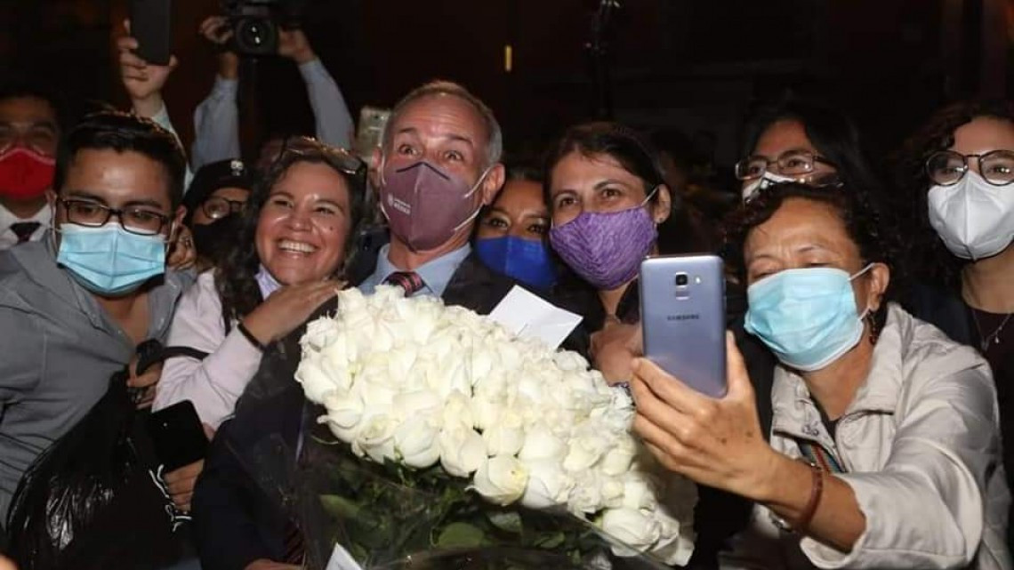 Con Mariachi, despiden a López-Gatell y su "novela de las 7"