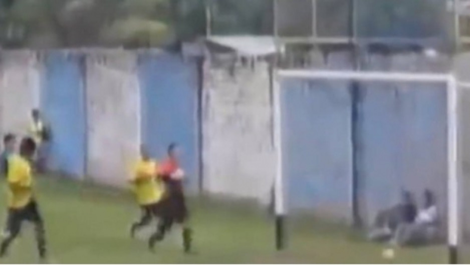 Portero peruano rompe en llanto luego de recibir 22 goles