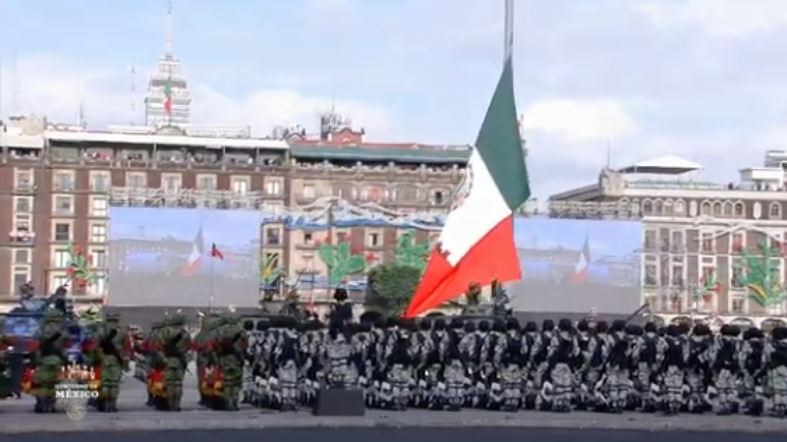 Encabeza AMLO desfile militar por el 212 aniversario de la Independencia de México