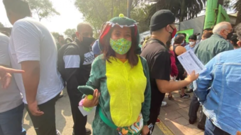 Agárrate Pandemio: Llegan animadores y personajes a vacunación en Xochimilco