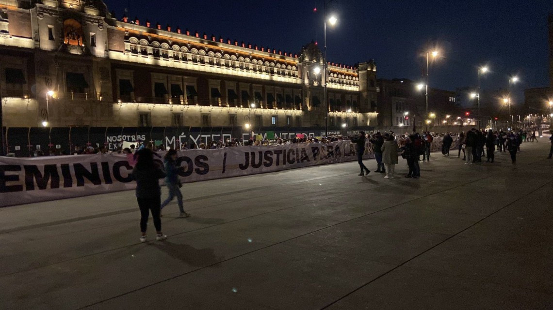 “México feminicida”. Comienzan las protestas contra vallas en Palacio Nacional