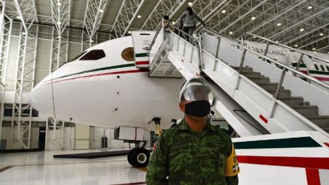 Confirma AMLO que gobierno analiza crear aerolínea a cargo de la Sedena; proyecto incluiría avión presidencial 