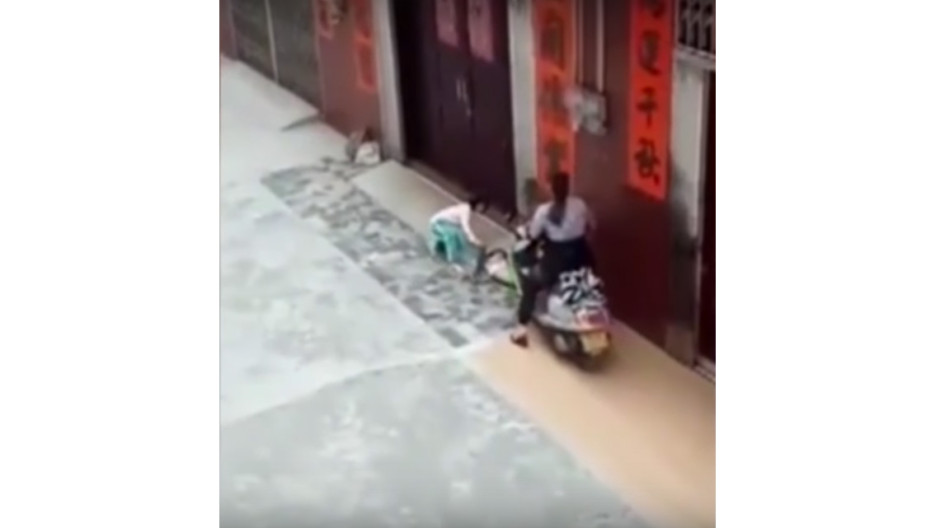 Atropella con una moto a su nieta de seis años para “asustarla”