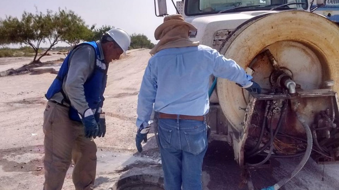 Comapa trabaja con equipo vactor