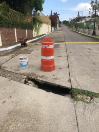 Zanja a punto de convertirse en socavón