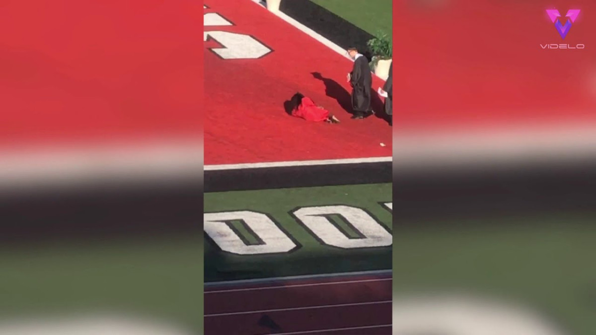 Joven pierde el equilibrio durante ceremonia de graduación 