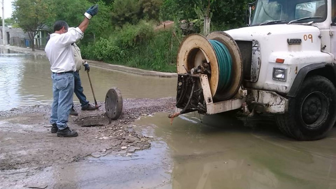 Comapa trabaja con equipo vactor