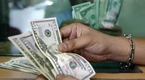Dólar se vende en 18.30 pesos en el AICM