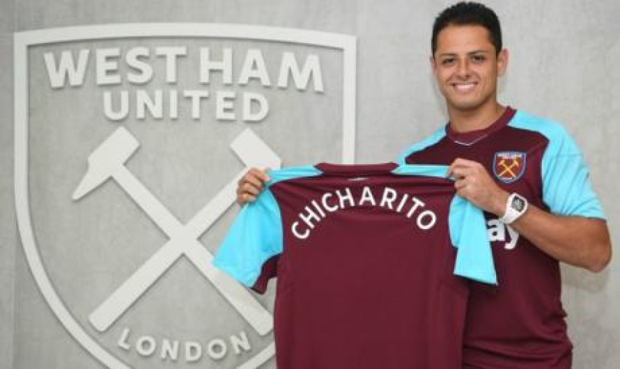 Chicharito posa con jersey del West Ham
