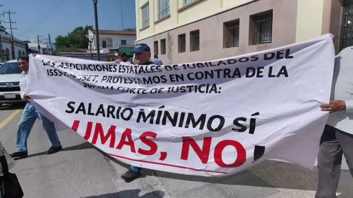 Jubilados se manifiestan una vez más por pago de pensiones en UMAS