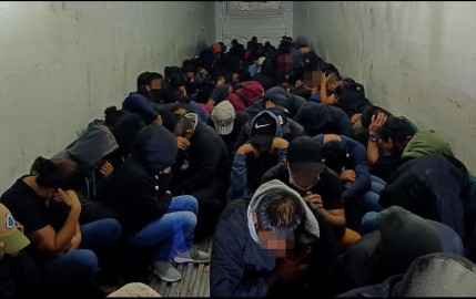 Hallan a 133 migrantes hacinados en tractocamión en San Luis Potosí