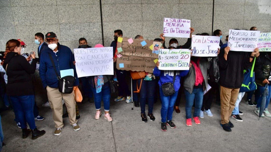 Bloquean padres de niños con cáncer instalaciones del AICM