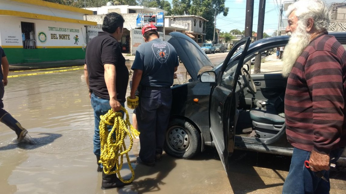 Caen dos vehículos en socavón en Ciudad Madero