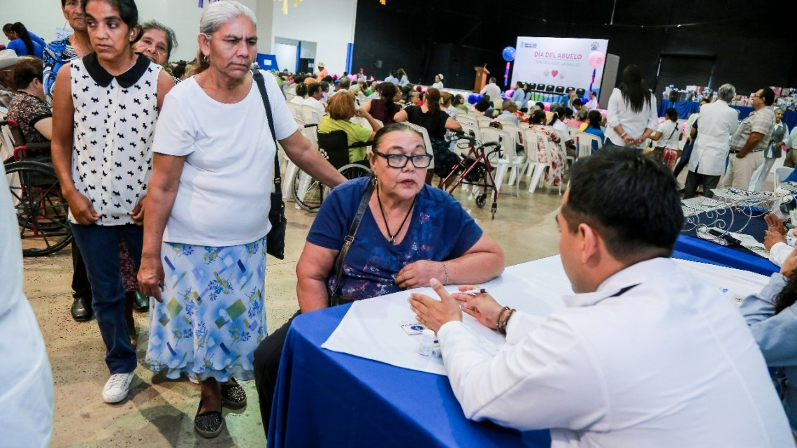 Más de 300 mil abuelitos beneficiados con feria de la salud