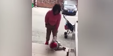 En China graban a mujer que patea a su hija 