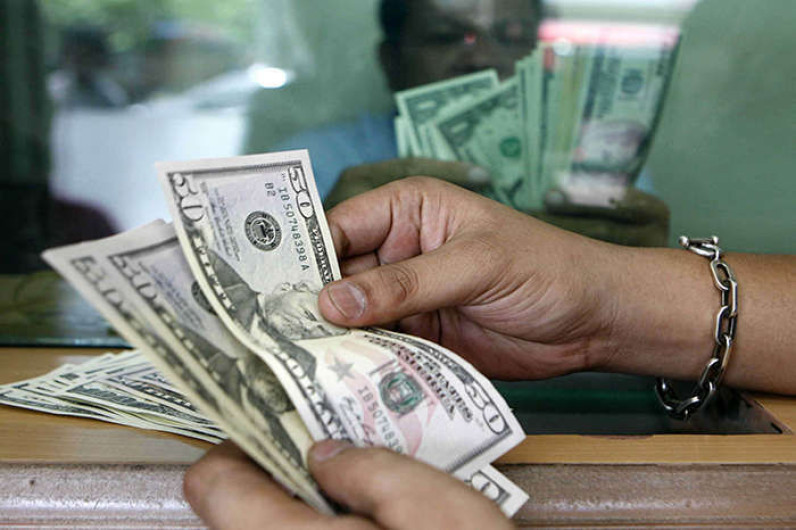 Dólar se vende en 18.46 pesos en el AICM
