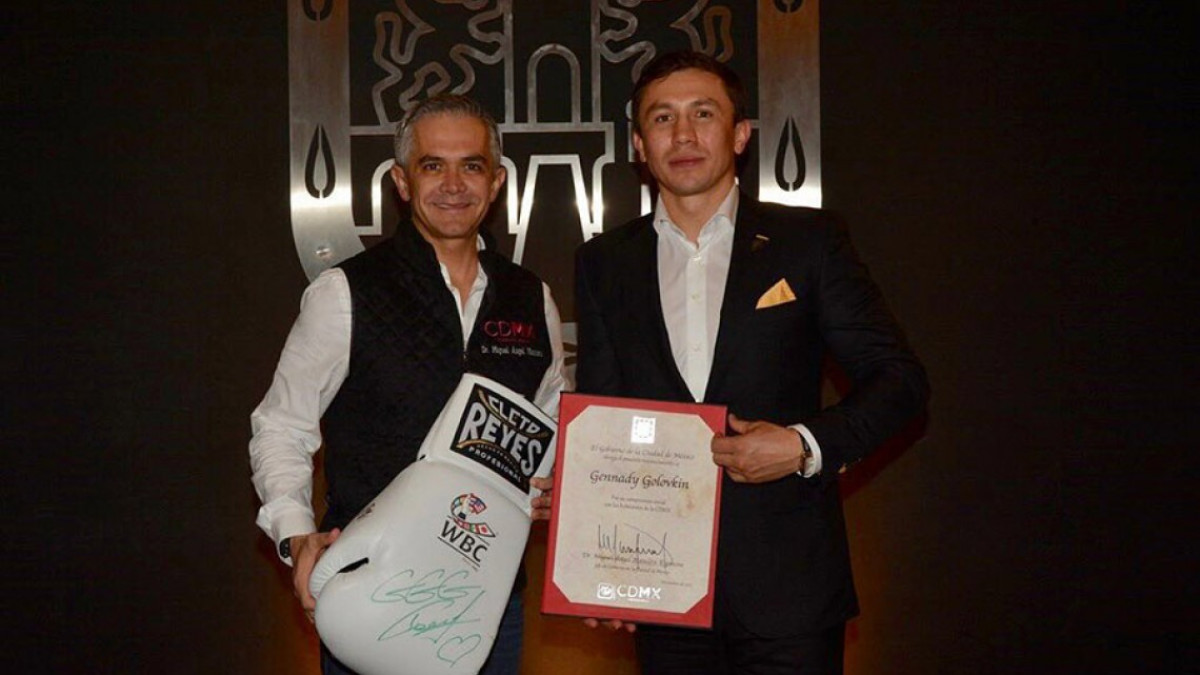 “GGG” entrega juguetes en la CDMX 