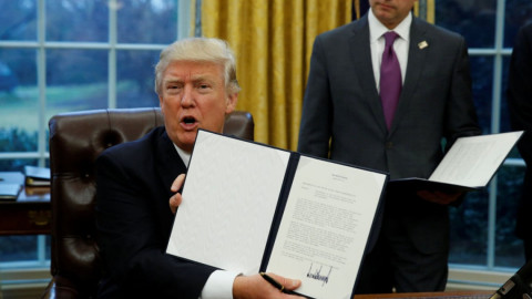 Trump firma decreto para apartar a EU del TPP