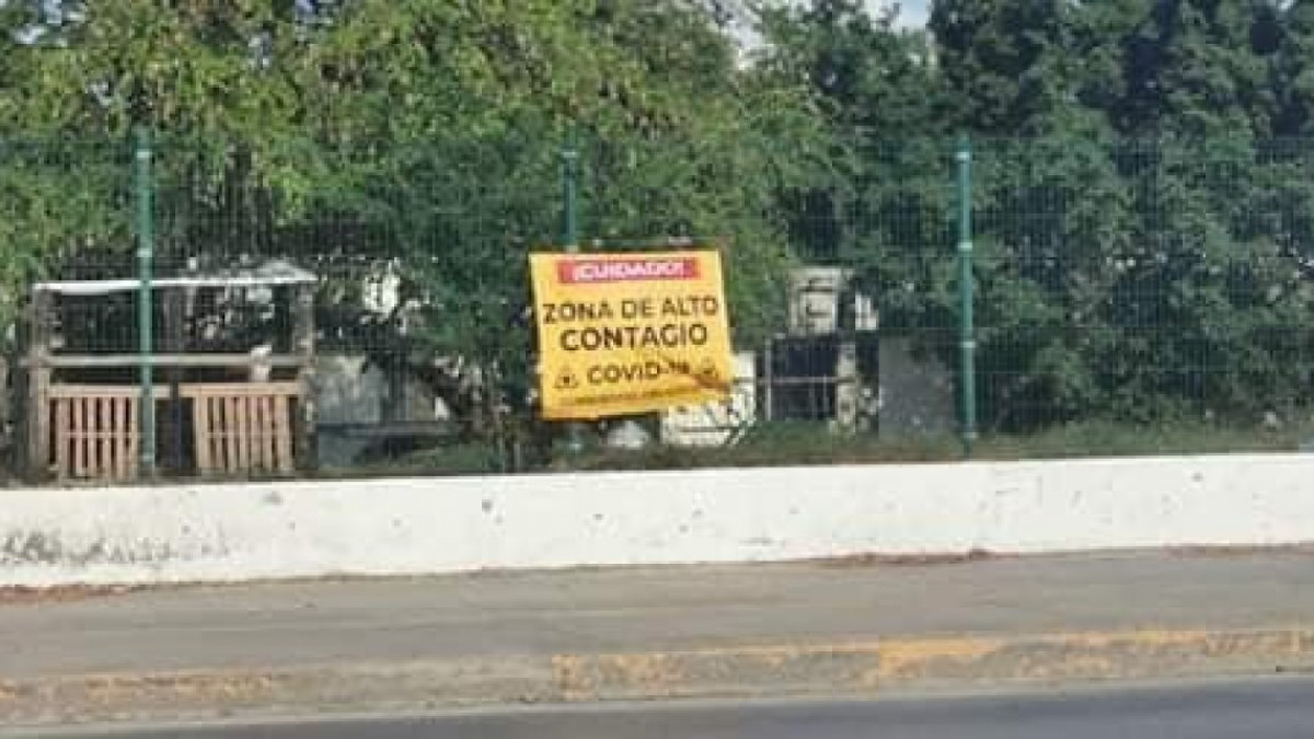 Cuelgan mantas que advierten sobre peligro por Covid-19