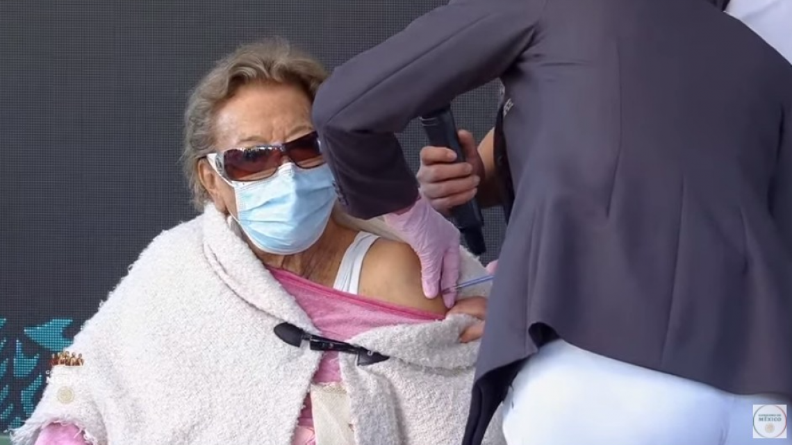 Inicia aplicación de refuerzo de vacuna contra COVId-19 a adultos mayores en México