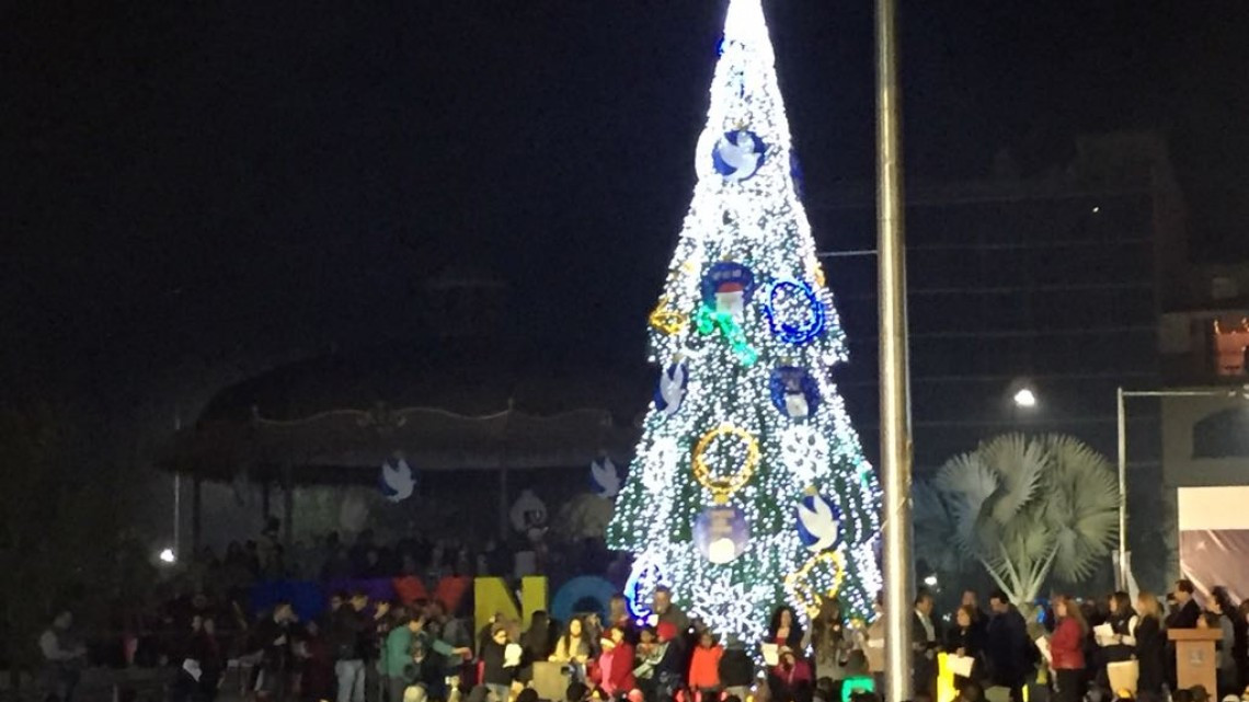Enciende Maki Ortiz el Pino e inaugura pista de hielo 2018 
