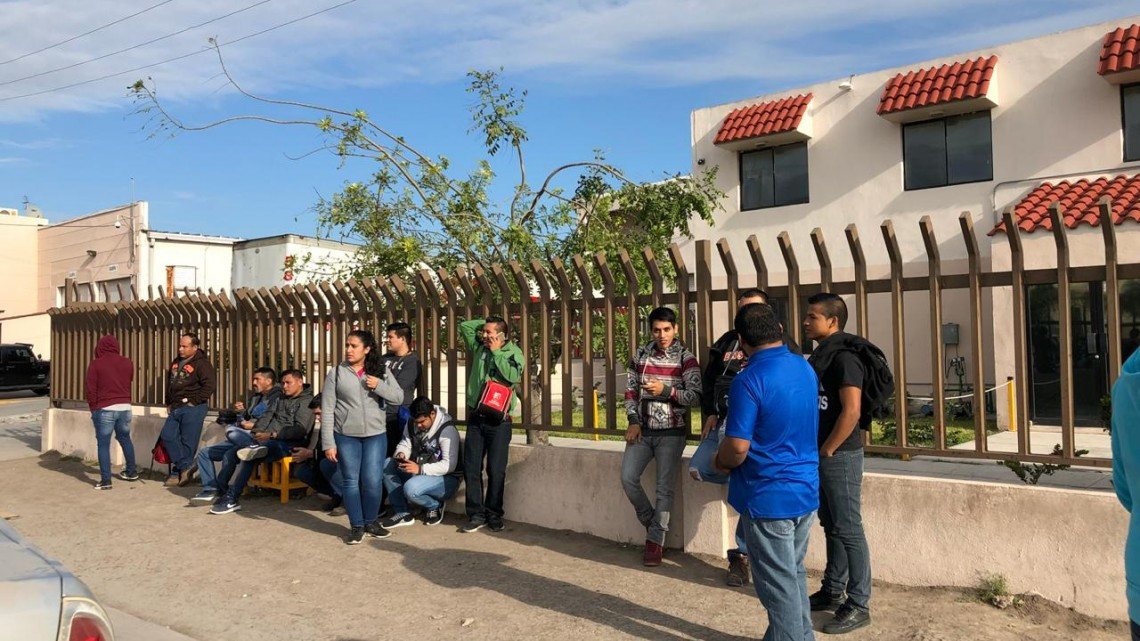 Luchan obreros por aumento salarial y bono anual 