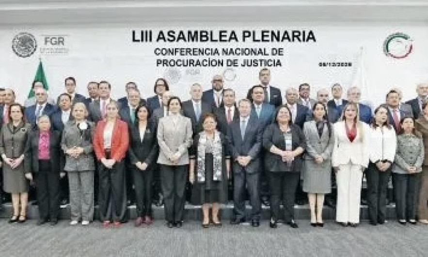 Ernestina Godoy dirige su primera reunión al frente de la FGR