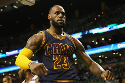 LeBron James supera a Michael Jordan y es el máximo anotador en playoffs