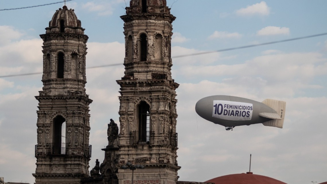 "Nos ponen muros, vallas y granaderos. Subimos al cielo", protestan por feminicidios con Zeppelin sobrevolando por la CDMX 