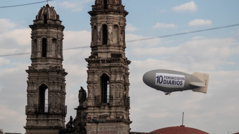 "Nos ponen muros, vallas y granaderos. Subimos al cielo", protestan por feminicidios con Zeppelin sobrevolando por la CDMX 