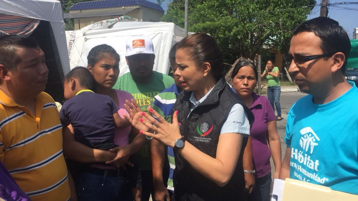 Diputada realiza donativo a víctimas de incendio