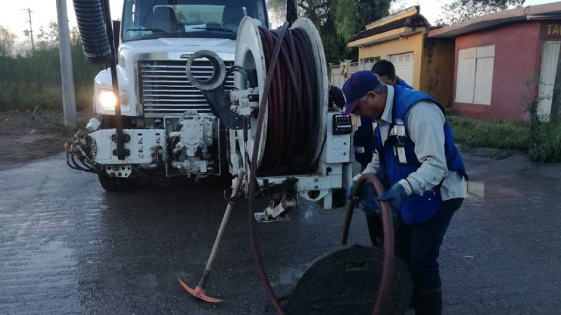 Comapa trabaja con equipo vactor