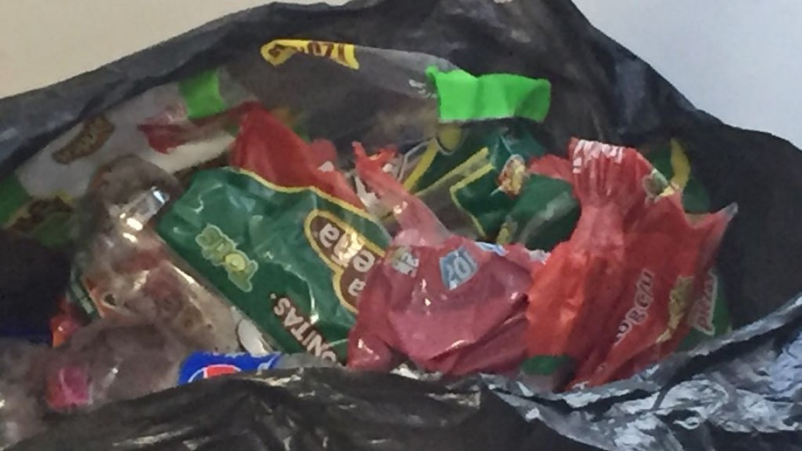 Realizan proyectos utilizando botellas de plástico para la construcción