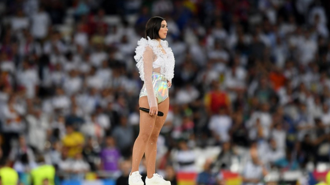 Dua Lipa deslumbra con su show en la Champions