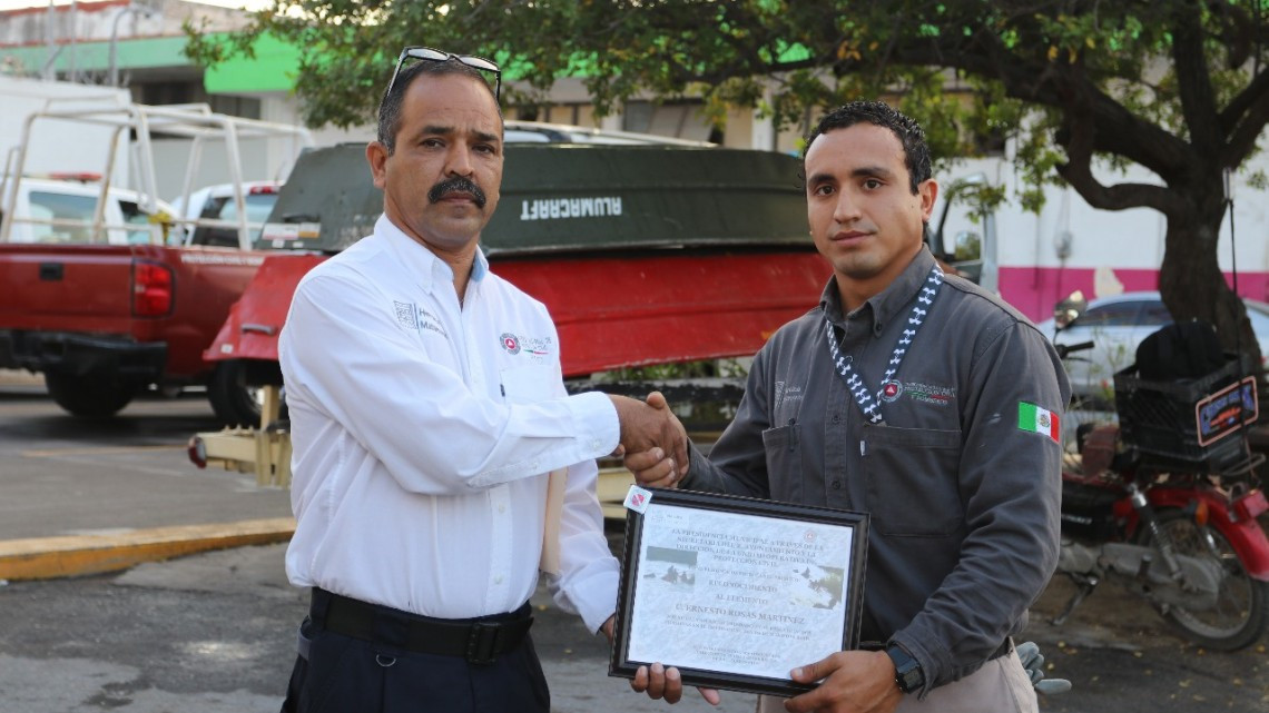 Reconocen a bombero por salvar a migrantes